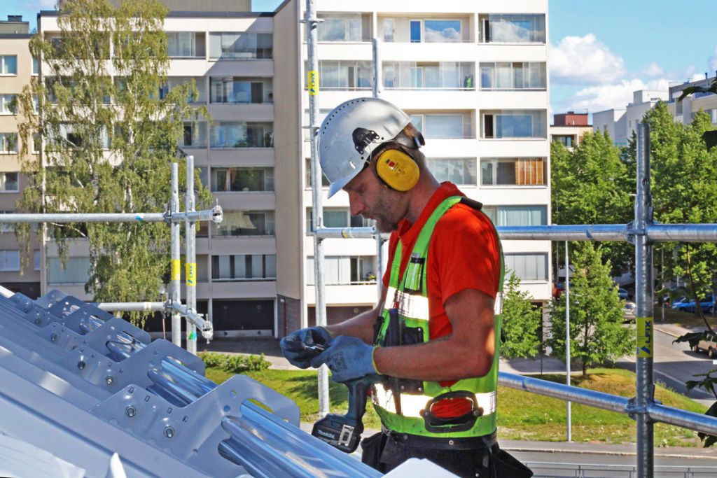 Kattoasentaja telineillä